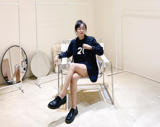 Phương Ly mang đến tạo hình thanh lịch với trang phục tông đen. Thường ngày, nữ ca sĩ dành nhiều ưu ái cho các thiết kế đa sắc màu. Giọng ca Missing you phối blazer cùng áo phông và giày da.