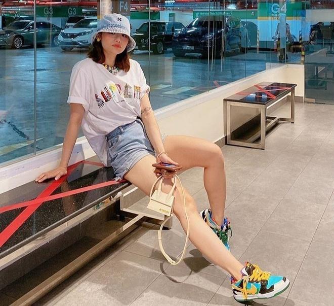 Miu Lê phối đồ cùng đôi sneakers Nike SB Dunk Low "Chunky Dunky". Thiết kế được để giá cao nhất là 2.551 USD trên StockX. Bên cạnh đó, món đồ hiệu khiến trang phục của nữ ca sĩ thêm phần thời thượng là mẫu túi xách đến từ Jacquemus.