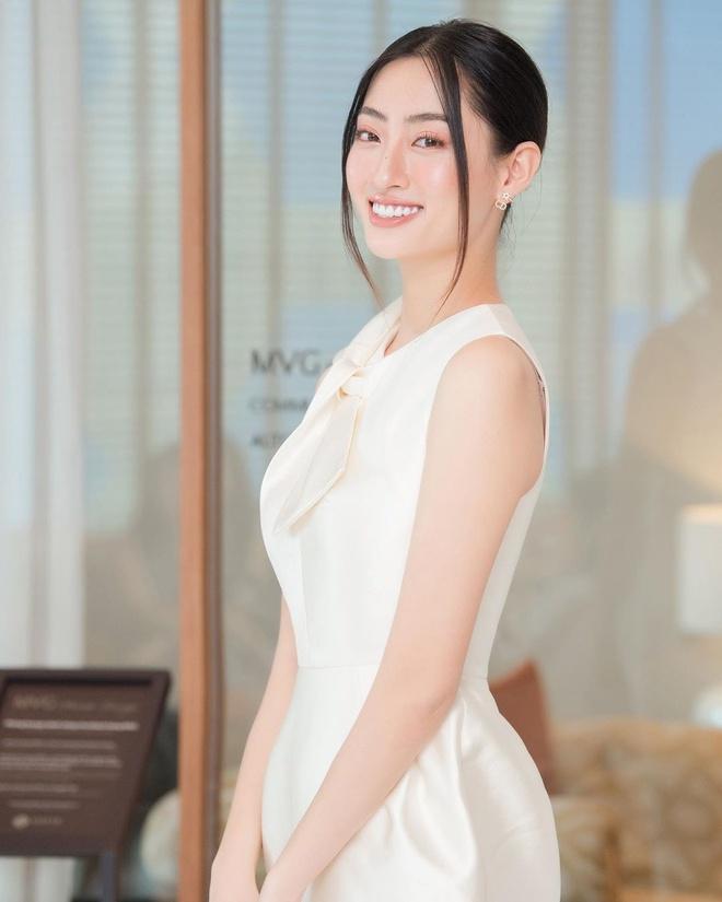 Lương Thùy Linh trung thành với những thiết kế nữ tính. Lần này, mẫu váy tông trắng được cô lựa chọn để khoe khéo nước da sáng mịn.