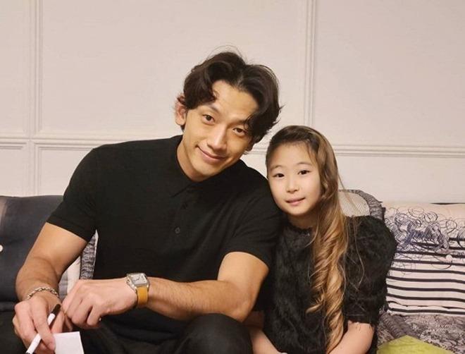 Ngã ngửa dung nhan thật của Bi Rain - Kim Tae Hee trong tiệc thôi nôi con thứ 2-2