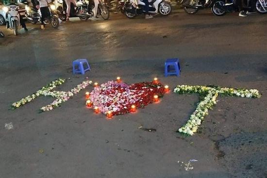 Hì hục xếp nến hoa giữa đường tỏ tình, chàng thanh niên bẽ mặt khi bị chê như 'cúng cô hồn'
