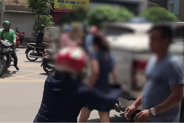 Clip: Cô gái bị nhóm người lao vào giật tóc, đánh ghen te tua trong quán nhậu-1