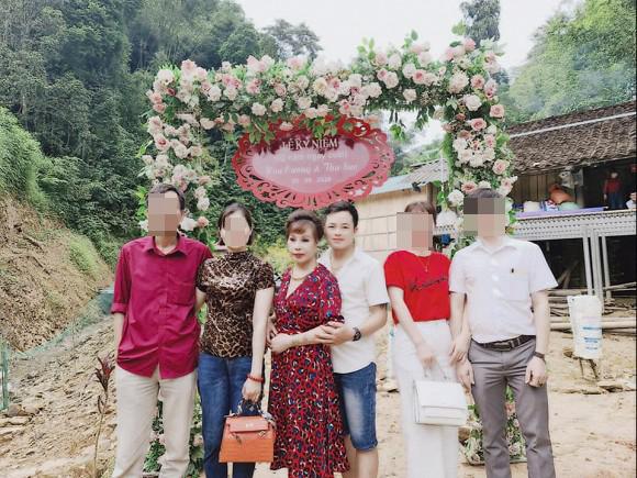 Tổ chức tiệc kỉ niệm ngày cưới hoành tráng, chị Thu Sao bị mỉa mai nhan sắc méo mó-4