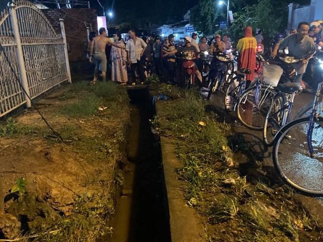 Kinh hoàng khoảnh khắc người phụ nữ lọt xuống mương, mất tích trong mưa lớn ở Đồng Nai-1