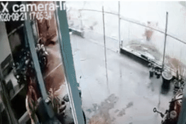 Kinh hoàng khoảnh khắc người phụ nữ lọt xuống mương, mất tích trong mưa lớn ở Đồng Nai