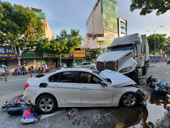 Kinh hoàng: Xe container lao qua dải phân cách, tông nát ô tô sang BMW, cuốn nhiều xe máy vào gầm ở TP.HCM-5
