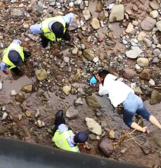 Cãi nhau trên đường đi ly hôn, chồng thẳng tay ném vợ từ trên cầu xuống bờ đá-1