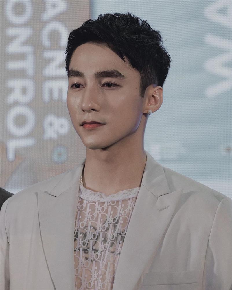 Sơn Tùng M-TP mặt như tượng sáp: Người nghi Sếp vừa dao kéo, fan đổ lỗi cho app sống ảo-9