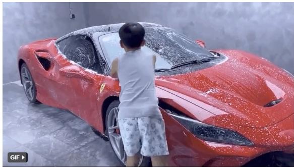 Con trai Cường Đô La tự tay rửa siêu xe cho bố-1