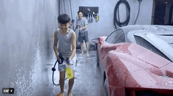 Con trai Cường Đô La tự tay rửa siêu xe cho bố-4
