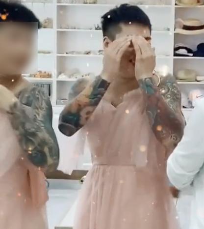 Xôn xao dàn phù dâu toàn đàn ông, mặc váy mà xăm trổ như vườn thú-3