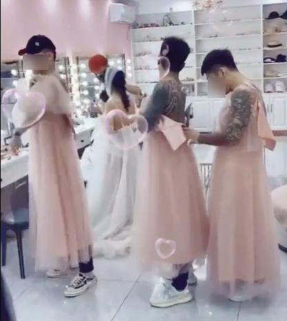 Xôn xao dàn phù dâu toàn đàn ông, mặc váy mà xăm trổ như vườn thú-2