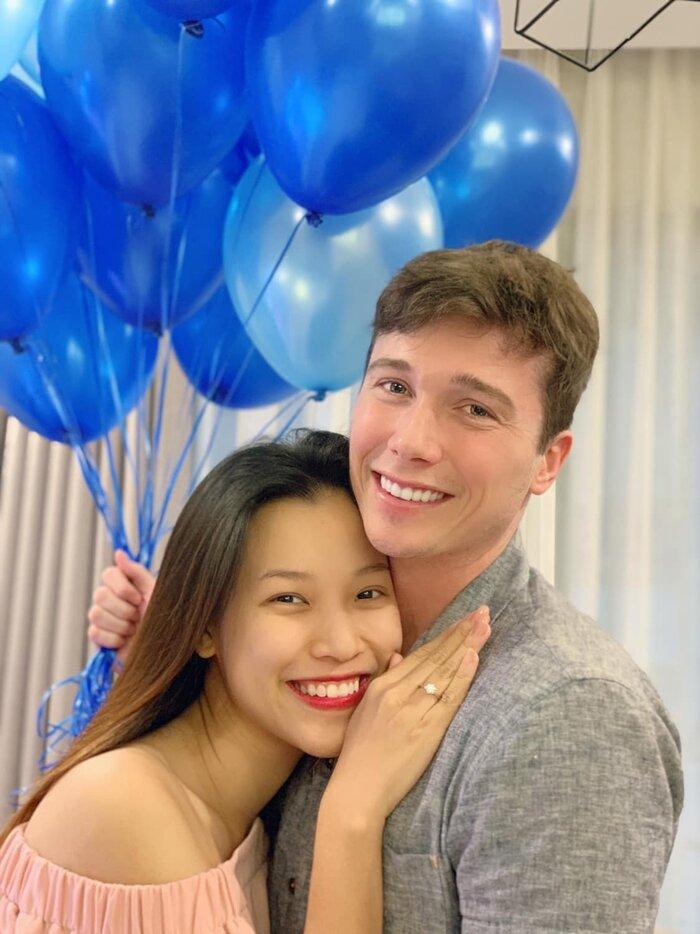 MC Hoàng Oanh đưa con trai mới sinh sang Singapore đoàn tụ ông xã-3