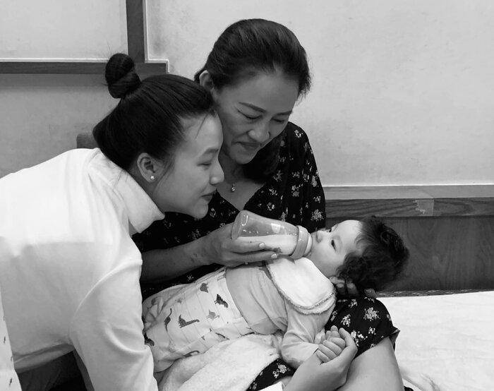 MC Hoàng Oanh đưa con trai mới sinh sang Singapore đoàn tụ ông xã-7