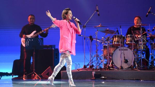 MC Phí Linh và câu chuyện lỡ chuyến bay đêm không về được với con-17