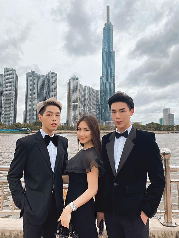 Hội bạn thân khi đến mừng tiệc cũng diện đồ sang trọng không kém. Trang phục Black Tie trang trọng như các quý ông là lựa chọn của Đức Phúc và Erik. Trong khi đó Hòa Minzy dùng đồng hồ kim cương, túi xách Dior làm điểm nhấn.