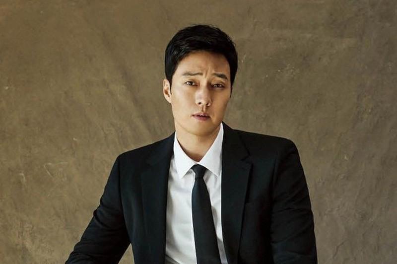 Tổ chức cứu trợ và phát triển quốc tế Good Neighbors cho biết nam diễn viên So Ji Sub đã quyên góp 100 triệu won (tương đương 85.700 USD) để giúp đỡ cho những người già neo đơn có hoàn cảnh khó khăn, bị ảnh hưởng bởi dịch Covid-19.