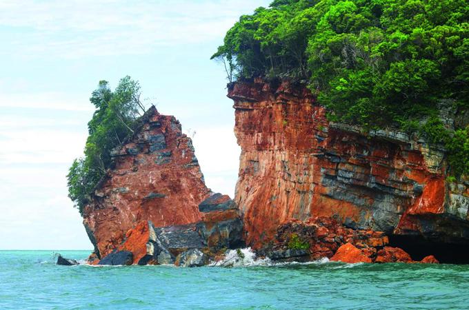 Đảo đá du lịch ở Thái Lan bị gãy đôi do bão số 5-1