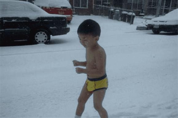 Cậu bé từng bị cha bắt cởi trần chạy dưới thời tiết âm 13 độ giờ thế nào?-1