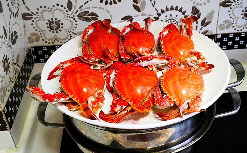 Hấp cua dùng nước nóng hay lạnh, nếu làm sai cua sẽ tanh và không ngon-4