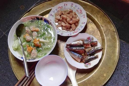 Mâm cơm 68k cho 3 người ăn cả ngày bị dân mạng cà khịa 'nhiều vậy ăn khi nào mới hết?'