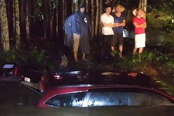 2 mẹ con thoát chết trong ô tô bị nước cuốn ở Đồng Nai-1