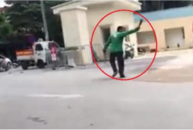 Clip: Gã đàn ông mặc áo xe ôm công nghệ cầm dao náo loạn Bệnh viện E-1