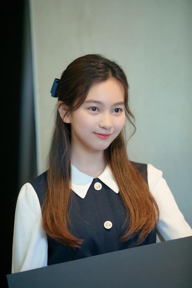 Sao nhí Điều kỳ diệu ở phòng giam số 7 đẹp nổi bật, ra dáng thiếu nữ ở tuổi 15-3