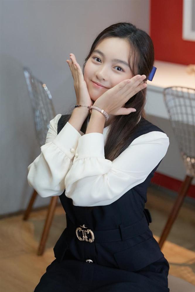 Sao nhí Điều kỳ diệu ở phòng giam số 7 đẹp nổi bật, ra dáng thiếu nữ ở tuổi 15-8