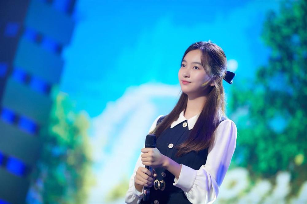 Sao nhí Điều kỳ diệu ở phòng giam số 7 đẹp nổi bật, ra dáng thiếu nữ ở tuổi 15-13