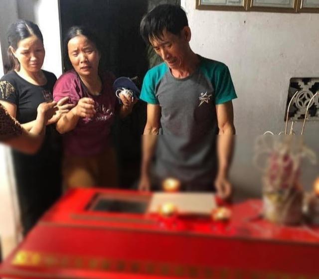 Vừa sạc vừa dùng điện thoại trong đêm mưa bão, thanh niên bị sét đánh tử vong-1