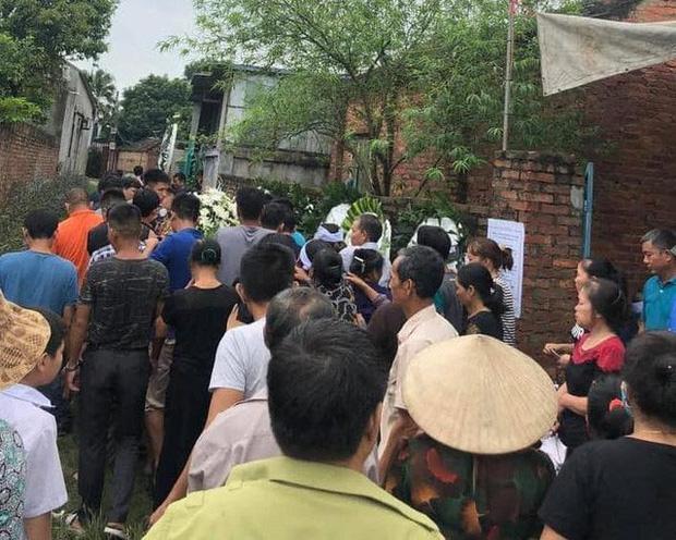 Vừa sạc vừa dùng điện thoại trong đêm mưa bão, thanh niên bị sét đánh tử vong-2