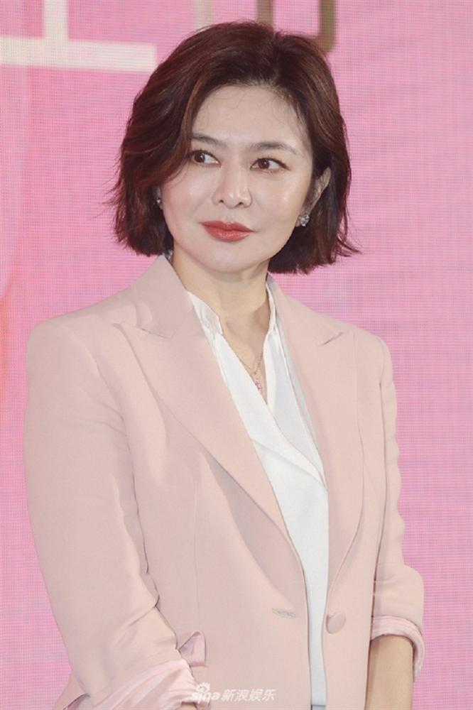 Hồ ly giật chồng số 1 Hong Kong Quan Chi Lâm gây sốc với nhan sắc tuổi 57-1