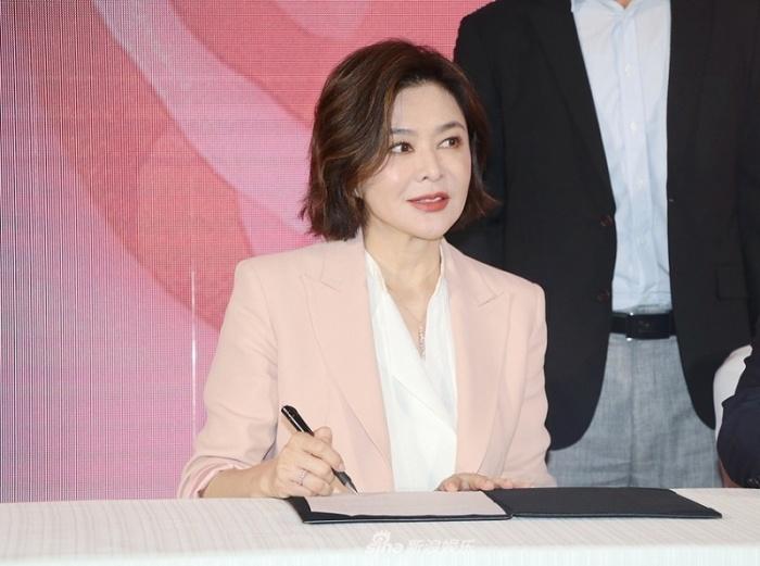 Hồ ly giật chồng số 1 Hong Kong Quan Chi Lâm gây sốc với nhan sắc tuổi 57-2