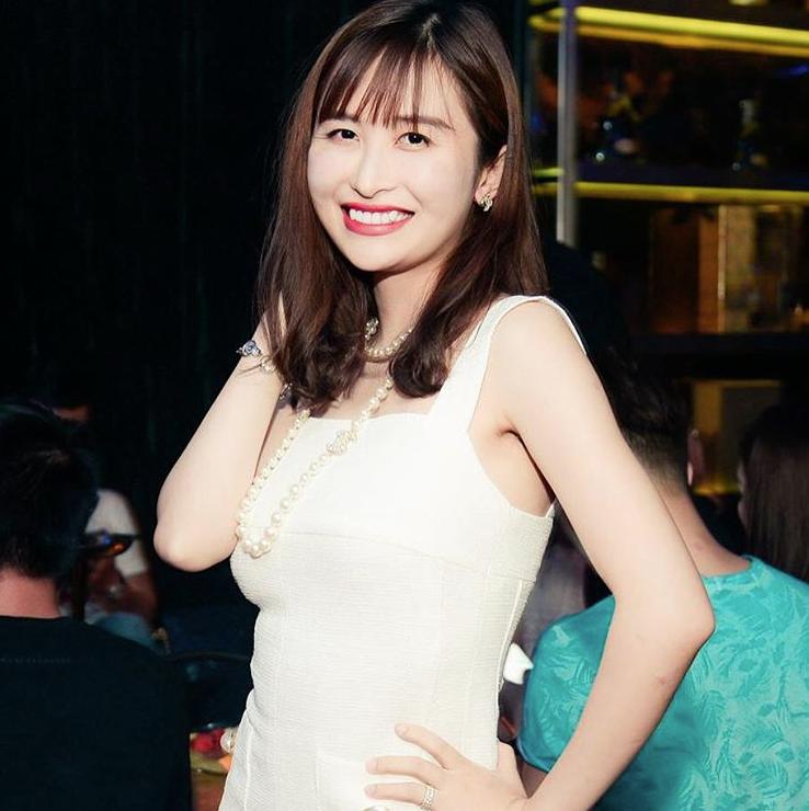 Gương mặt vợ 2 đại gia Minh Nhựa khi không có app nhìn cứng như tượng-6