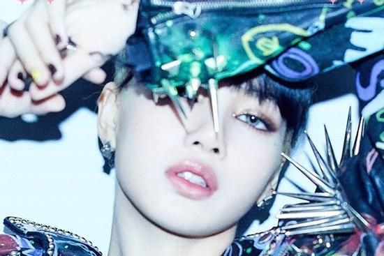 Lisa hóa rocker cực ngầu dù bị che nửa mặt