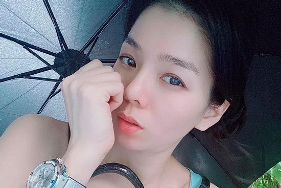 Lệ Quyên một mình đưa con đi chơi, ẩn ý bóng gió: 'Đang quên những gì cần quên'