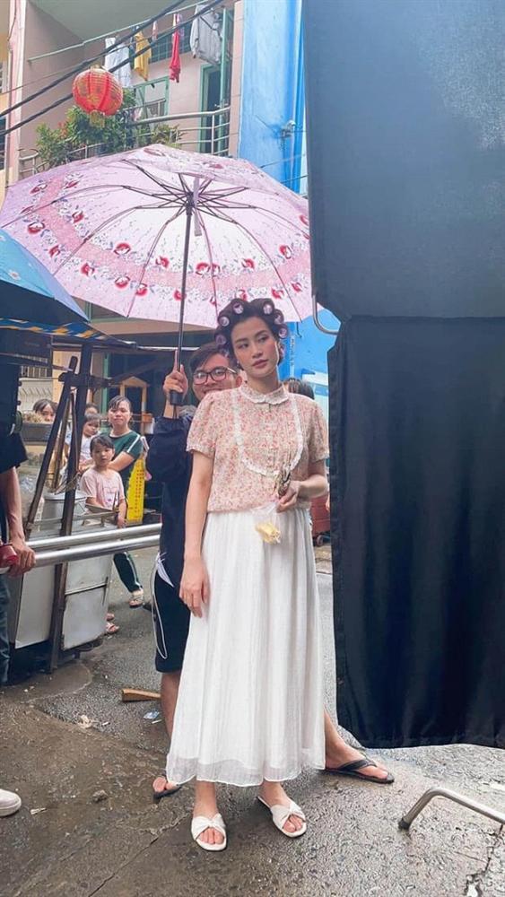 Làm cameo cho MV Ngô Kiến Huy, Đông Nhi lộ ảnh chụp lén khác khác ảnh qua app-4