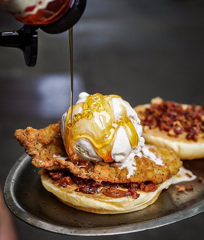 Bạn có dám thử chiếc Burger độc dị vừa mặn vừa ngọt này không?-2