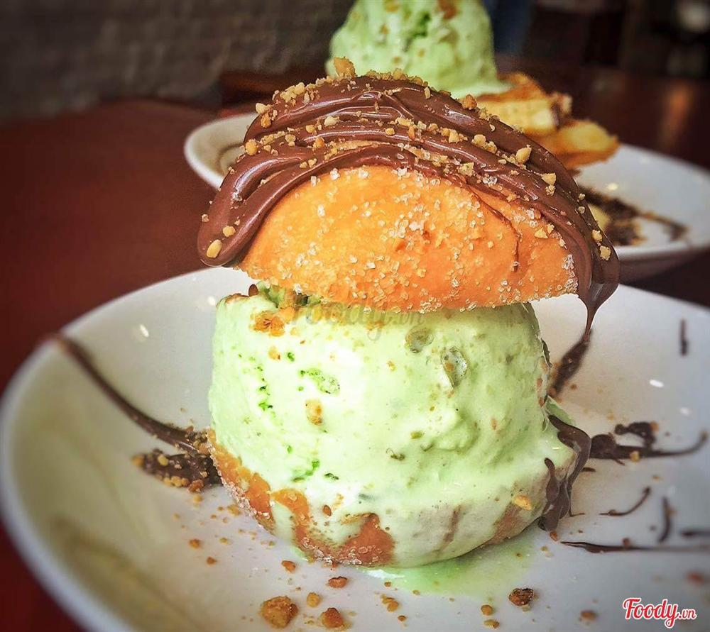 Bạn có dám thử chiếc Burger độc dị vừa mặn vừa ngọt này không?-6