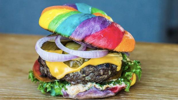 Bạn có dám thử chiếc Burger độc dị vừa mặn vừa ngọt này không?-7