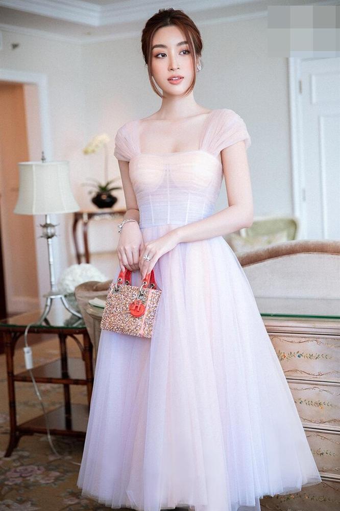 Đỗ Mỹ Linh mất điểm vì lộ rõ miếng độn ngực kém duyên-1