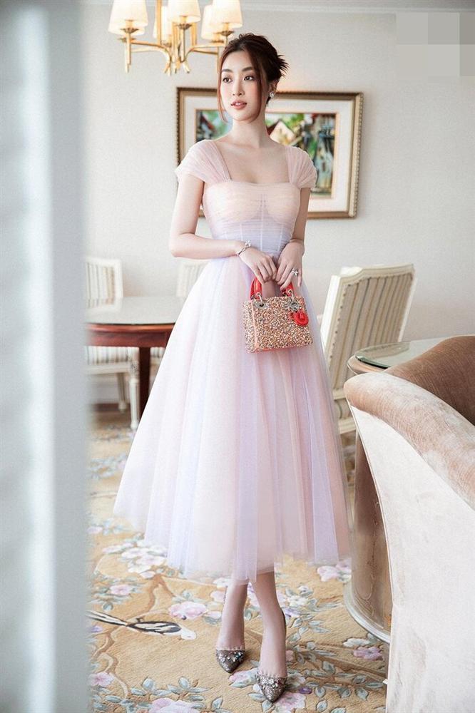 Đỗ Mỹ Linh mất điểm vì lộ rõ miếng độn ngực kém duyên-2