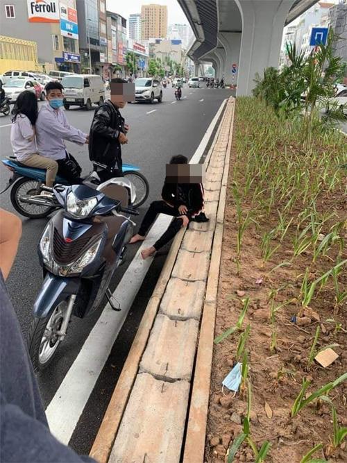 Clip: Va chạm giao thông với bà bầu, trẻ trâu rút hung khí đe dọa, đập nát xe-1