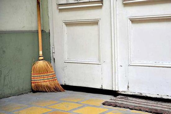 Chổi quét nhà chớ để trước cửa, biết lý do tôi nhận ra đã sai suốt nhiều năm!