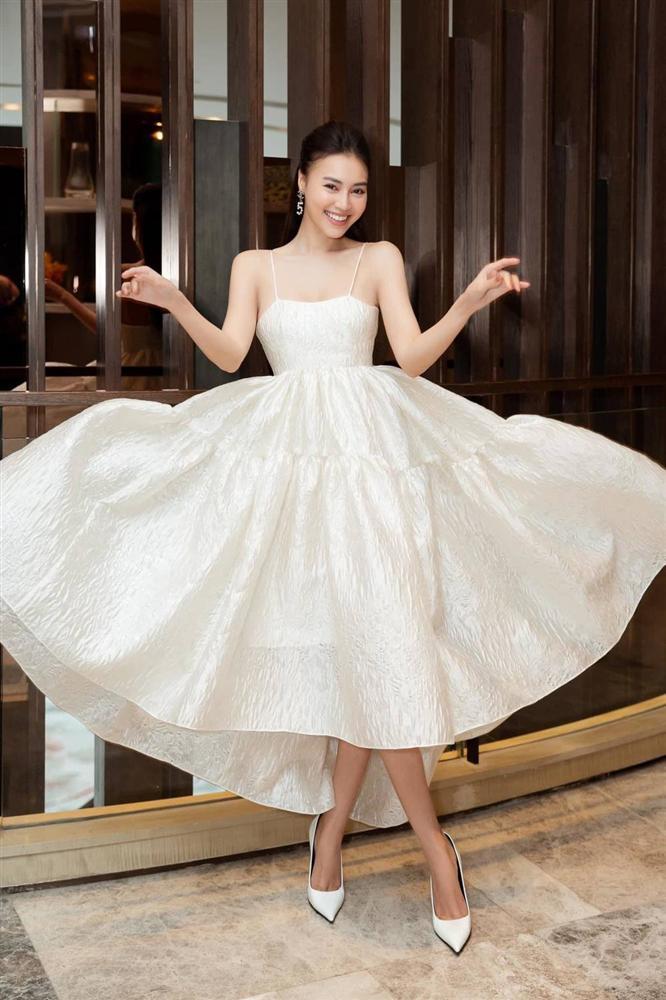 Tiểu Vy, Đỗ Mỹ Linh cùng dàn hậu khoe chân thon với đầm xẻ cao đẹp nhất tuần qua-1