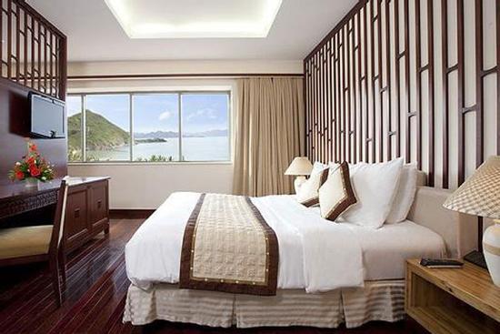 Khách sạn nào cũng có khăn trải ngang giường, 99% mọi người không biết để làm gì?