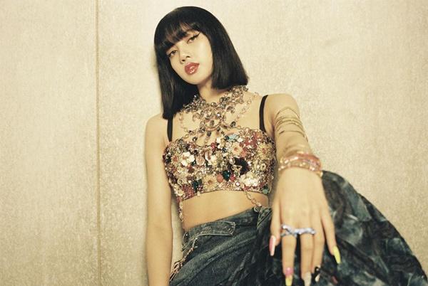 Stylist Black Pink và những lần cắt xén áo váy mọi giá để Lisa khoe eo thon-1