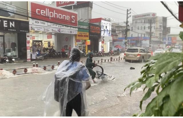 TPHCM: Mưa như trút, nước cuốn trôi xe đạp học sinh giờ tan trường-3