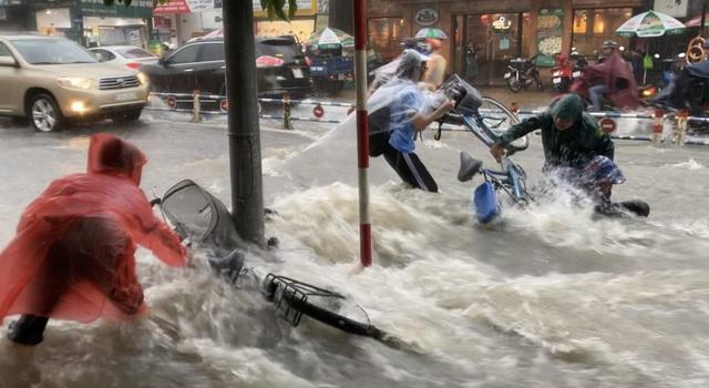 TPHCM: Mưa như trút, nước cuốn trôi xe đạp học sinh giờ tan trường-4